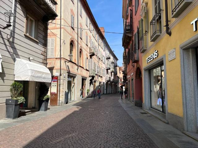 Locale Commerciale in affitto a Piemonte, Cuneo