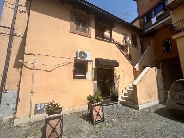 Locale Commerciale in affitto a Albano Laziale