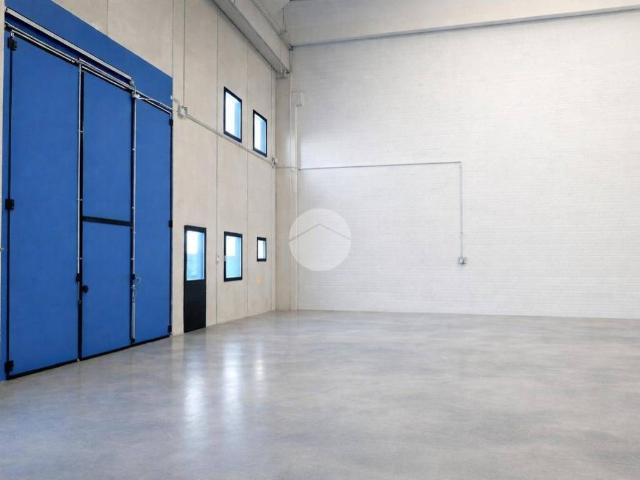 Locale Commerciale in affitto a Albano Sant'alessandro, Lombardia