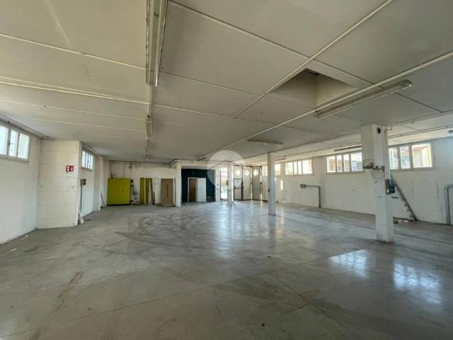Locale Commerciale in affitto a Albano Sant'alessandro, Lombardia