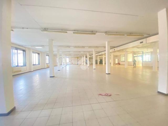 Locale Commerciale in affitto a Albano Sant'alessandro, Lombardia