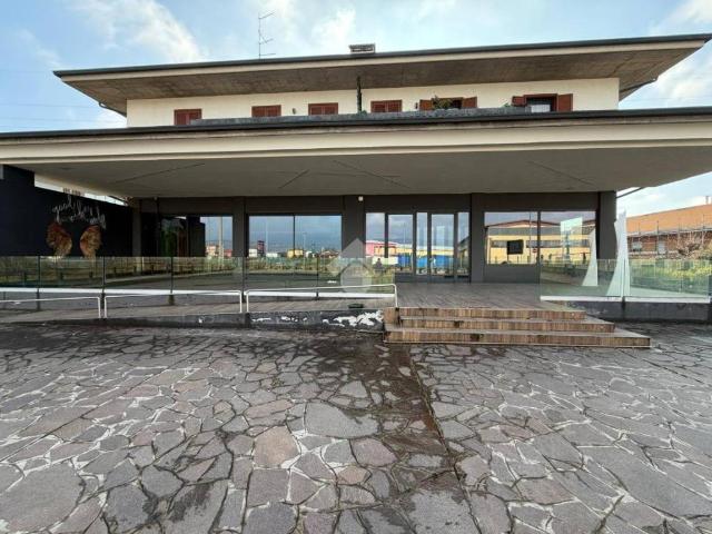 Locale Commerciale in affitto a Albano Sant'alessandro, Lombardia