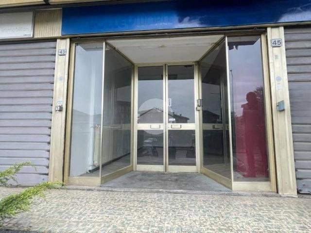 Locale Commerciale in affitto a Albano Sant'alessandro, Lombardia