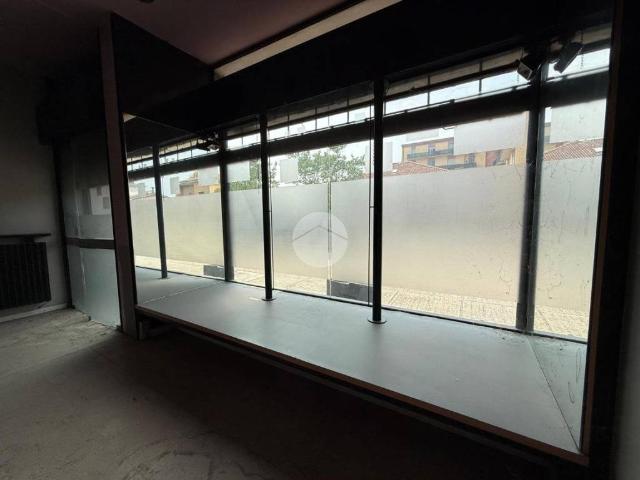 Locale Commerciale in affitto a Albano Sant'alessandro, Lombardia