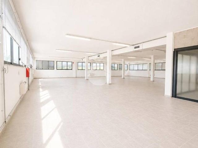 Locale Commerciale in affitto a Albano Sant'alessandro, Lombardia
