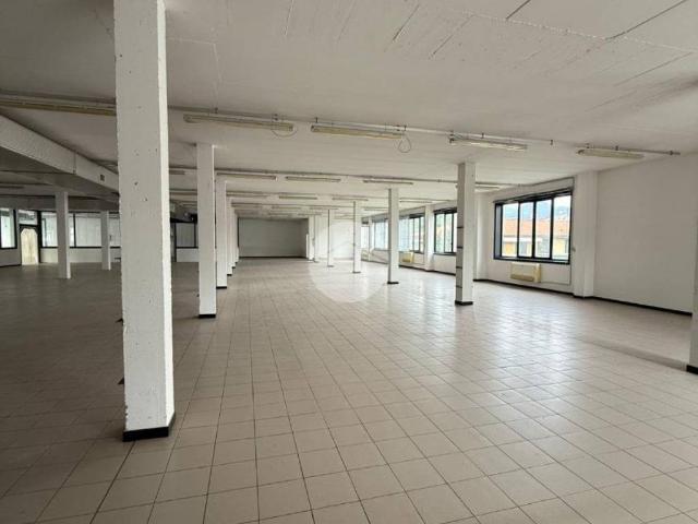 Locale Commerciale in affitto a Albano Sant'alessandro, Lombardia