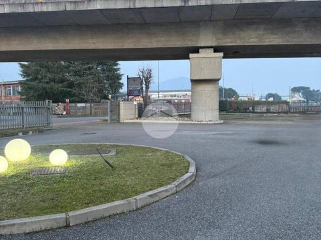Locale Commerciale in affitto a Albano Sant'alessandro, Lombardia