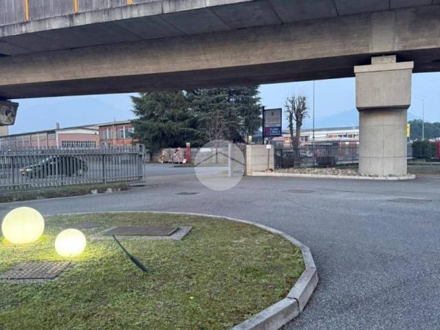 Locale Commerciale in affitto a Albano Sant'alessandro, Lombardia