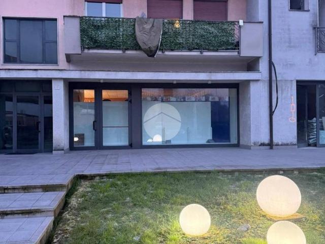 Locale Commerciale in affitto a Albano Sant'alessandro, Lombardia