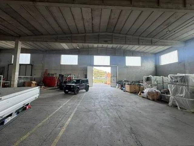 Locale Commerciale in affitto a Bastia, Albenga
