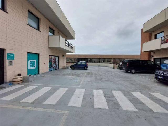 Locale Commerciale in affitto a Bastia, Albenga