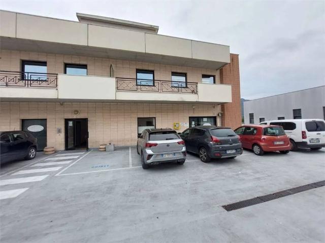 Locale Commerciale in affitto a Bastia, Albenga