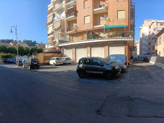 Locale Commerciale in affitto a Vadino, Albenga