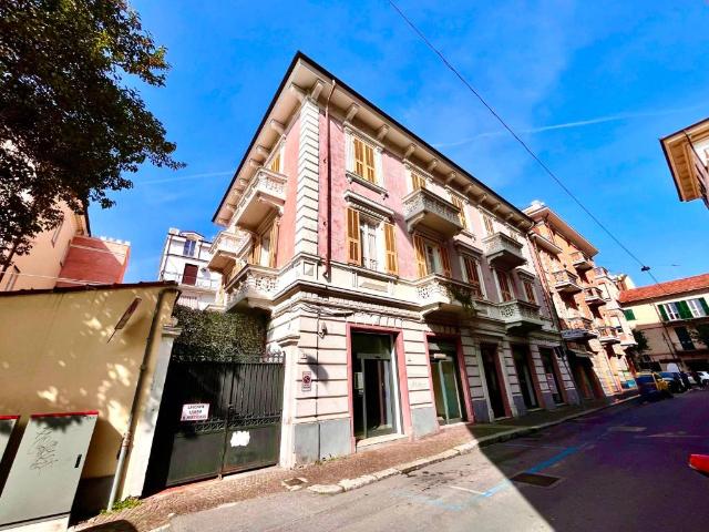 Locale Commerciale in affitto a Albenga, Liguria