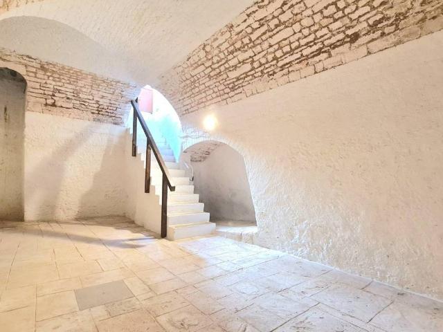 Locale Commerciale in affitto a Puglia, Bari