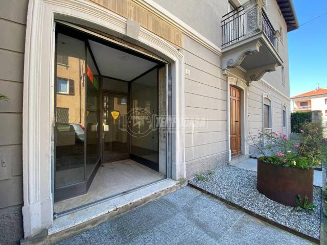 Locale Commerciale in affitto a Albese con Cassano, Albese
