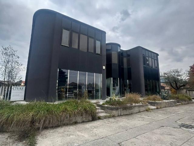 Locale Commerciale in affitto a Albiate, Lombardia