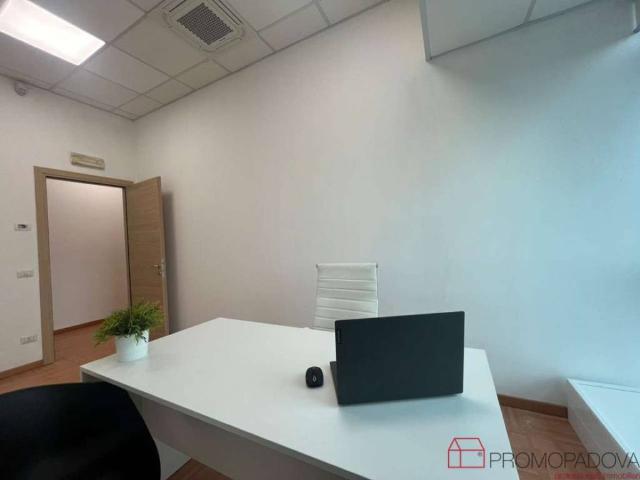 Locale Commerciale in affitto a Sant'Agostino, Albignasego