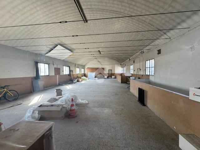 Locale Commerciale in affitto a Sant'Agostino, Albignasego