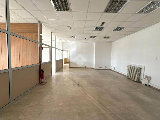 Locale Commerciale in affitto a Sant'Agostino, Albignasego
