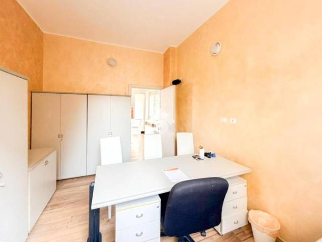 Locale Commerciale in affitto a Sant'Agostino, Albignasego