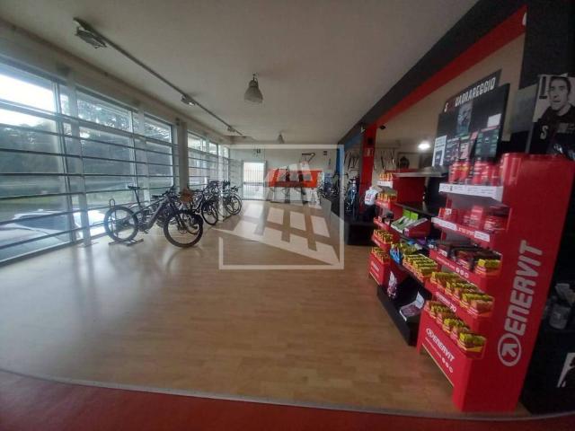 Locale Commerciale in affitto a Colline Matildiche, Re