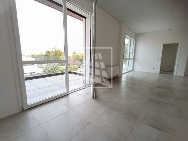 Locale Commerciale in affitto a Colline Matildiche, Re