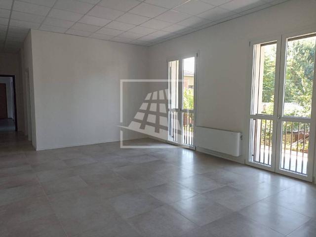 Locale Commerciale in affitto a Colline Matildiche, Re
