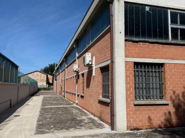Locale Commerciale in affitto a Colline Matildiche, Re