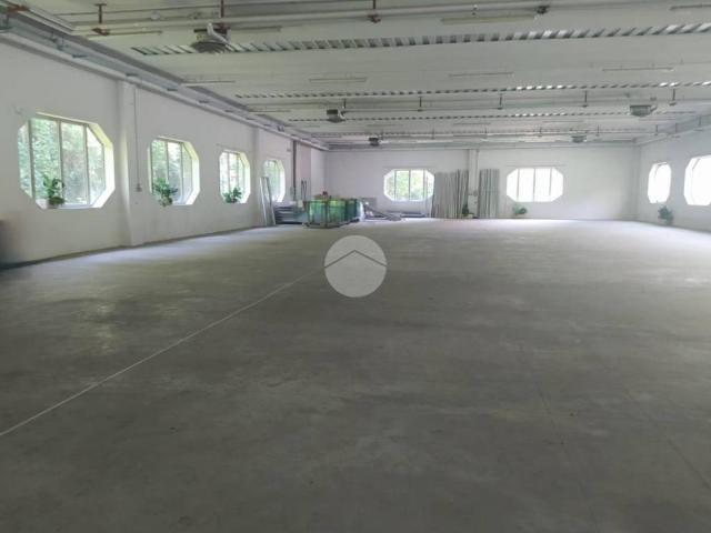Locale Commerciale in affitto a Desenzano al Serio, Albino