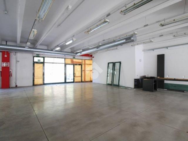 Locale Commerciale in affitto a Albino, Lombardia