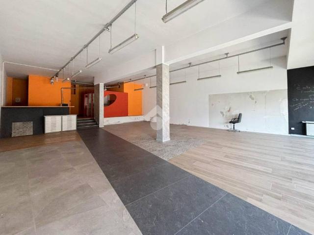 Locale Commerciale in affitto a Albino, Lombardia