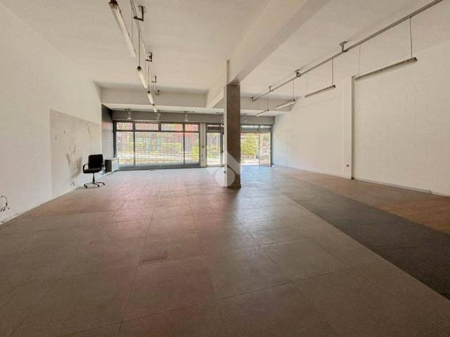 Locale Commerciale in affitto a Albino, Lombardia