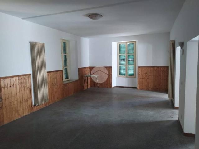 Locale Commerciale in affitto a Albino, Lombardia