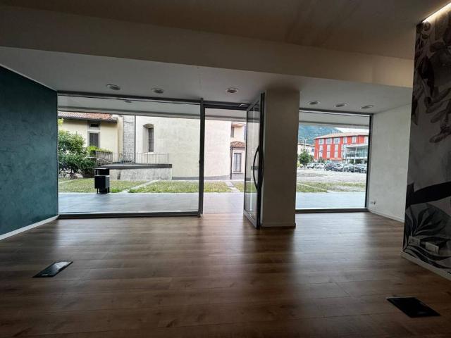Locale Commerciale in affitto a Desenzano al Serio, Albino