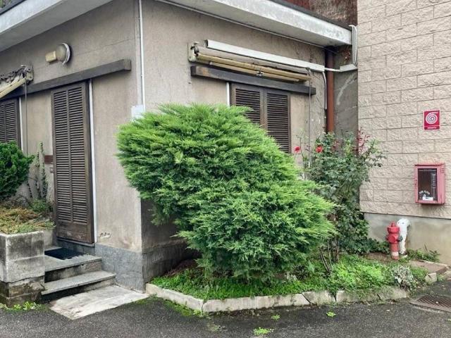 Locale Commerciale in affitto a Valdarno, Albizzate
