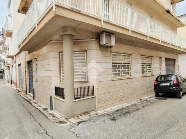 Locale Commerciale in affitto a Alcamo, Sicilia