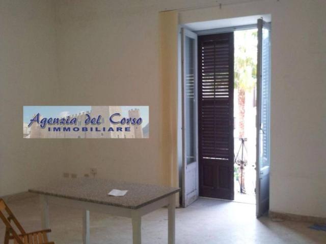 Locale Commerciale in affitto a Alcamo, Sicilia