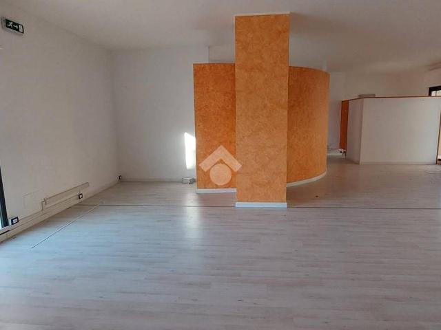 Locale Commerciale in affitto a Alcamo, Sicilia