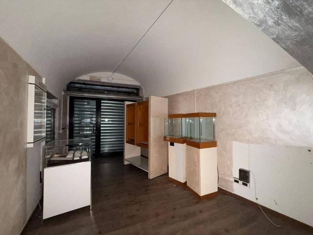 Locale Commerciale in affitto a Piemonte, Alessandria