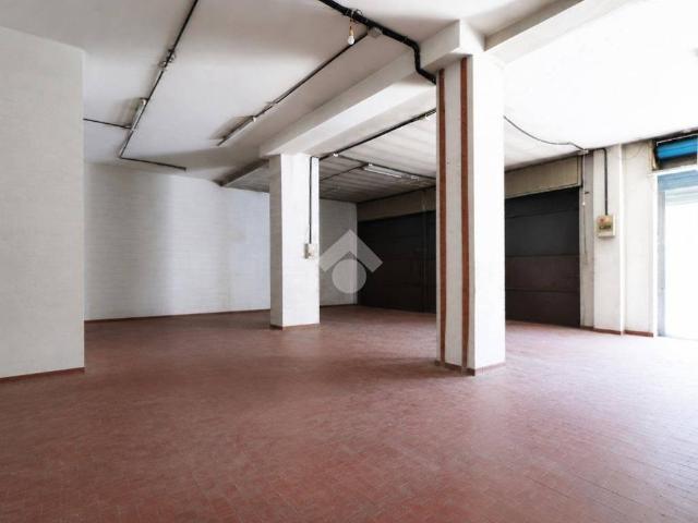 Locale Commerciale in affitto a Piemonte, Alessandria