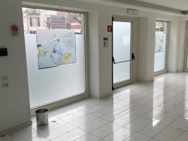 Locale Commerciale in affitto a Piemonte, Alessandria