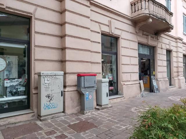 Locale Commerciale in affitto a Piemonte, Alessandria