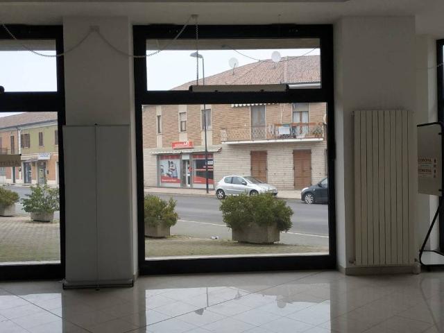 Locale Commerciale in affitto a Piemonte, Alessandria