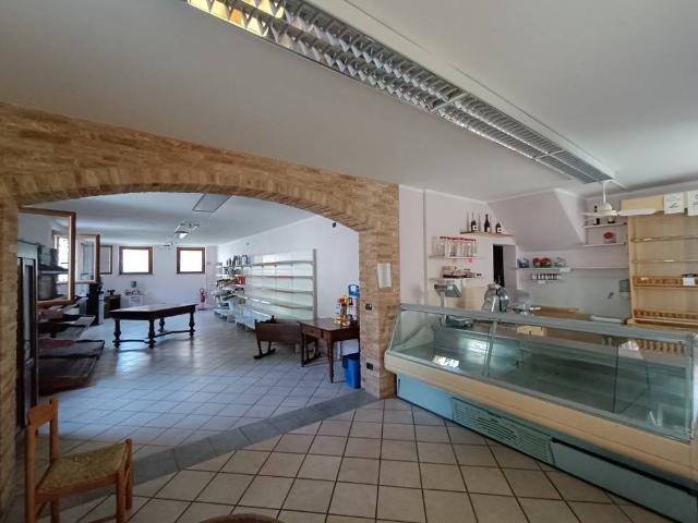 Locale Commerciale in affitto a Piemonte, Alessandria
