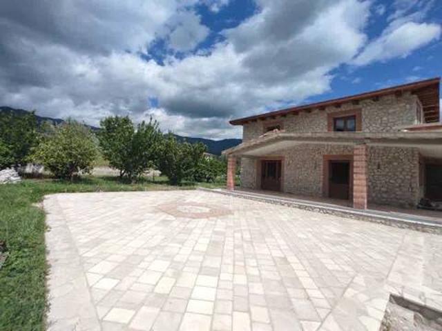 Locale Commerciale in affitto a Alife, Campania
