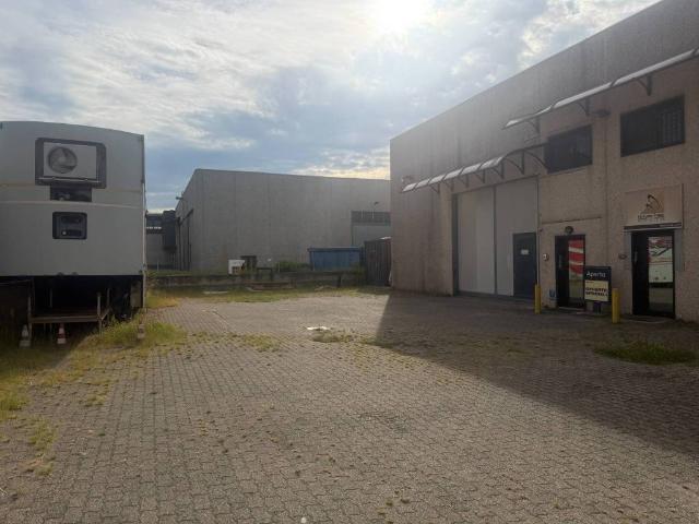 Locale Commerciale in affitto a Almenno San Bartolomeo, Lombardia
