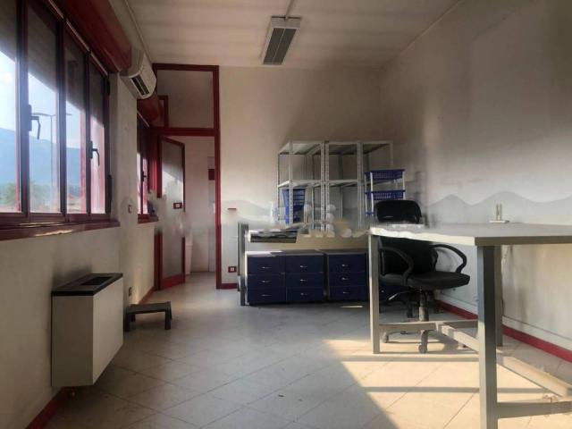 Locale Commerciale in affitto a Almenno San Bartolomeo, Lombardia
