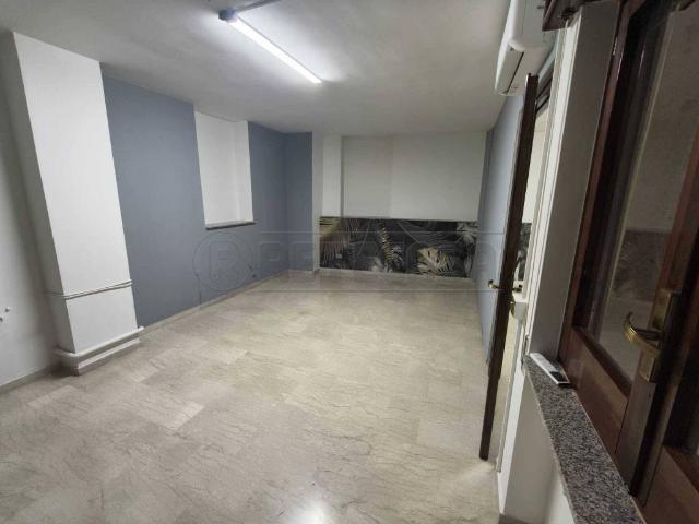 Locale Commerciale in affitto a Puglia, Bari