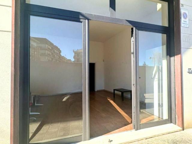 Locale Commerciale in affitto a Puglia, Bari